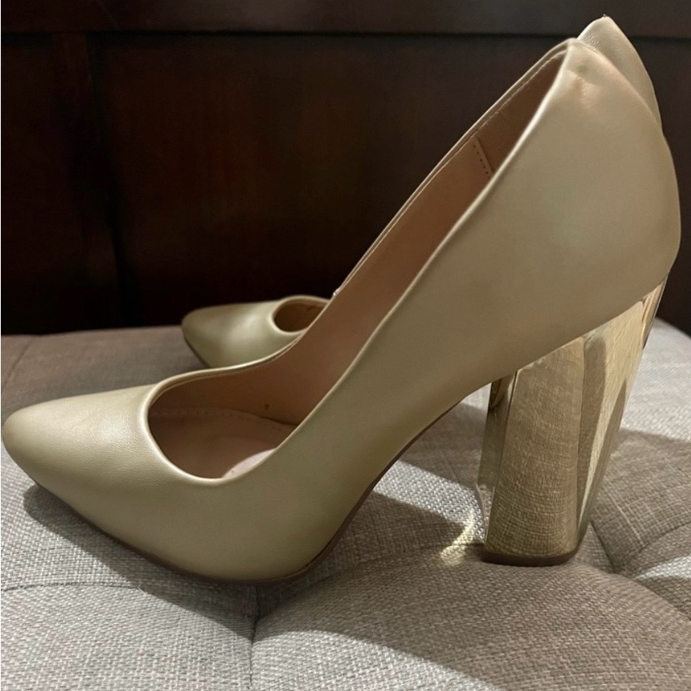 😍Beautiful Gold High Chunky Heels😍